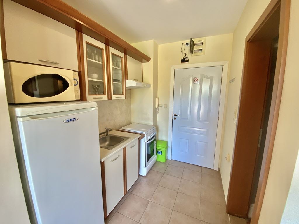 Studio na pierwszej linii w kompleksie w Elenite – morze, góry i komfort wakacyjny w jednym