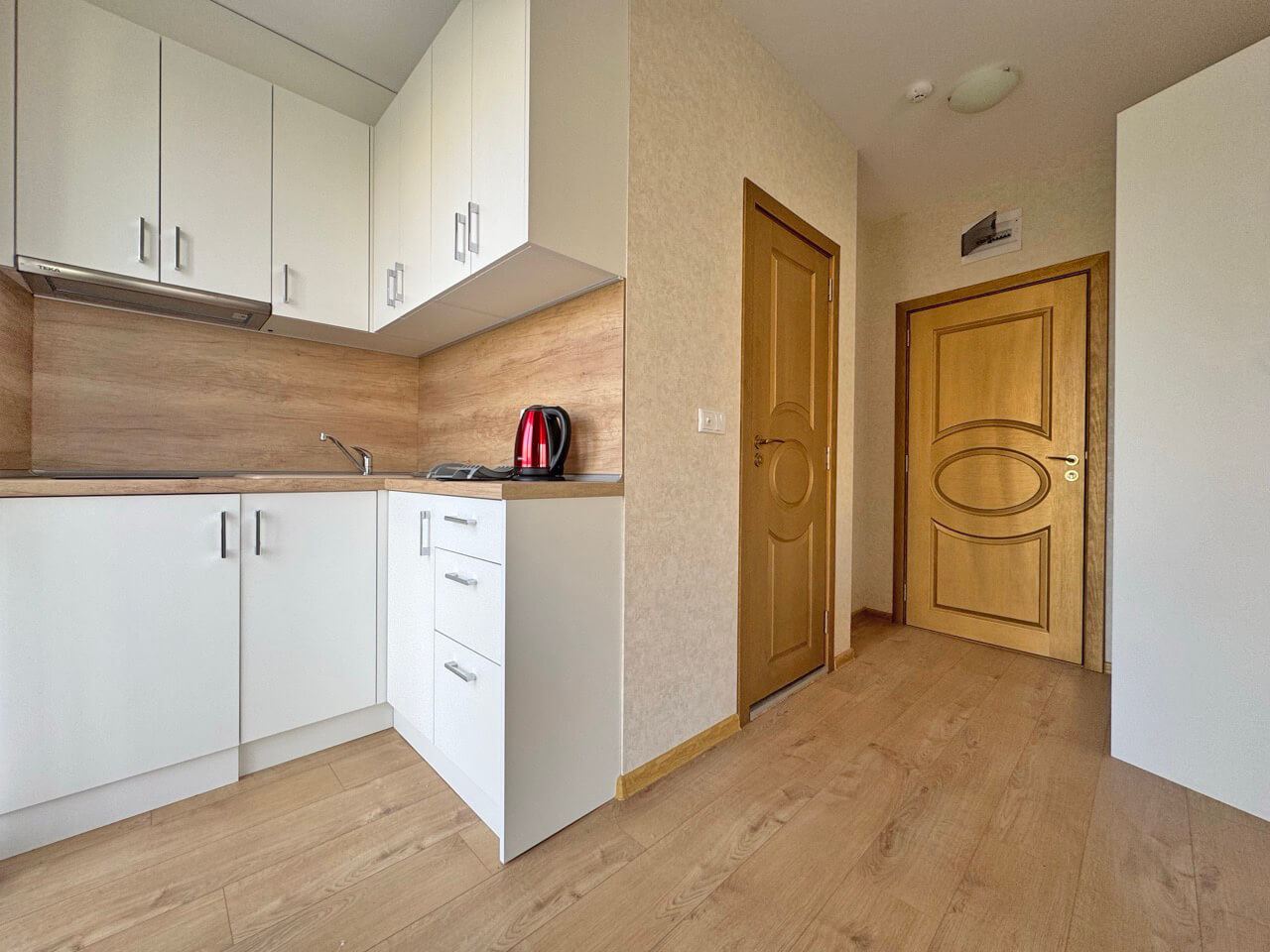 Jasne studio w luksusowym kompleksie – wspaniały komfort przy basenie