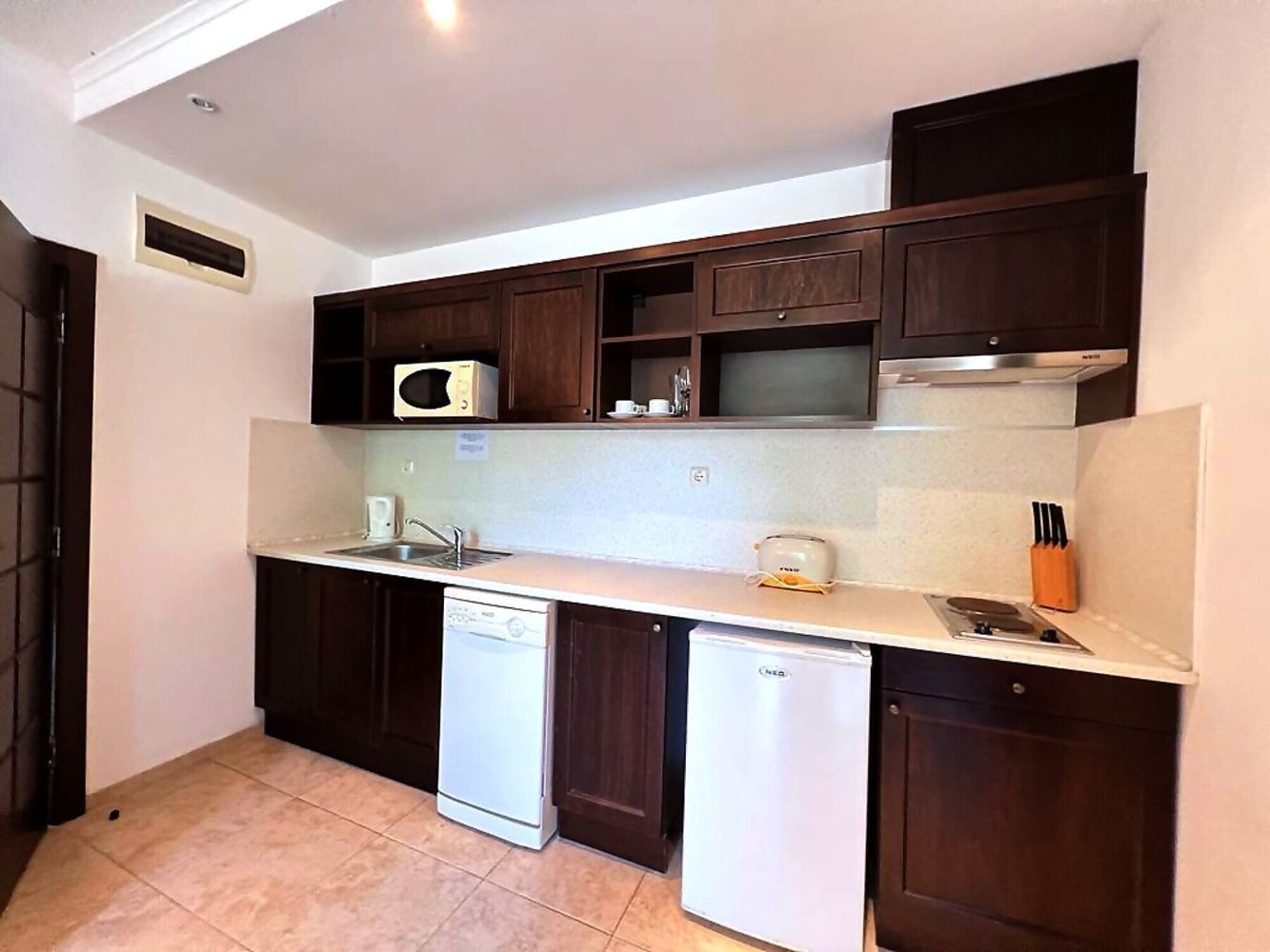 Apartament z jedną sypialnią w pierwszej linii brzegowej w Obzorze – nadmorski komfort, udogodnienia SPA i spokój wśród zieleni