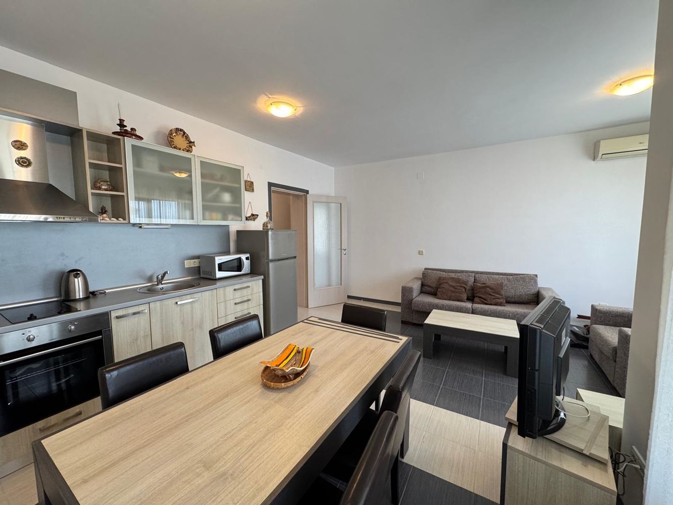 Apartament trzypokojowy z widokiem na morze i prywatną plażą w prestiżowym kompleksie w Czernomorcu