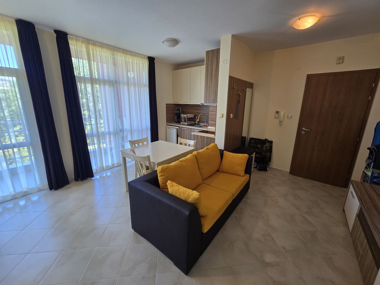 Słoneczny Brzeg – przestronne studio z doskonałym potencjałem do przebudowy na mały apartament z jedną sypialnią