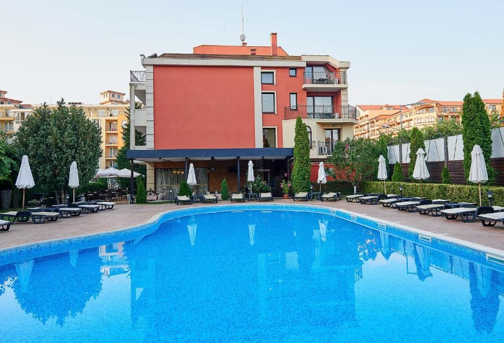 Przestronny apartament z dwiema sypialniami 200 m od plaży w Słonecznym Brzegu – z niską opłatą za utrzymanie