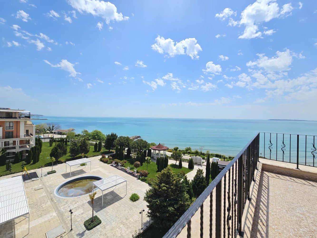 Święty Włas – apartament z trzema sypialniami z bezpośrednim panoramicznym widokiem na morze w kompleksie przy samej plaży