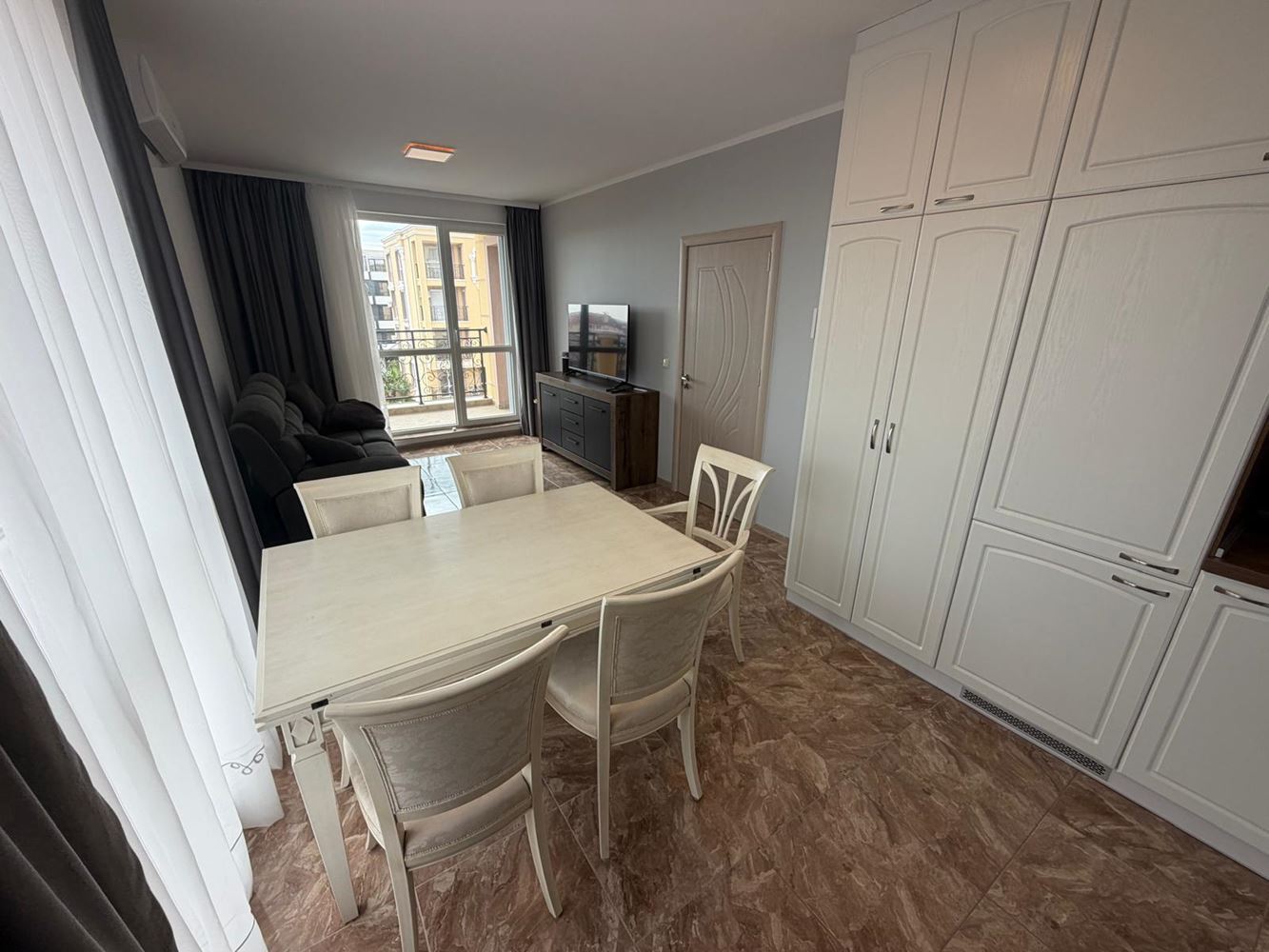 Apartament z 2 sypialniami w nowoczesnym kompleksie z pięknym otoczeniem zieleni w Rawdzie