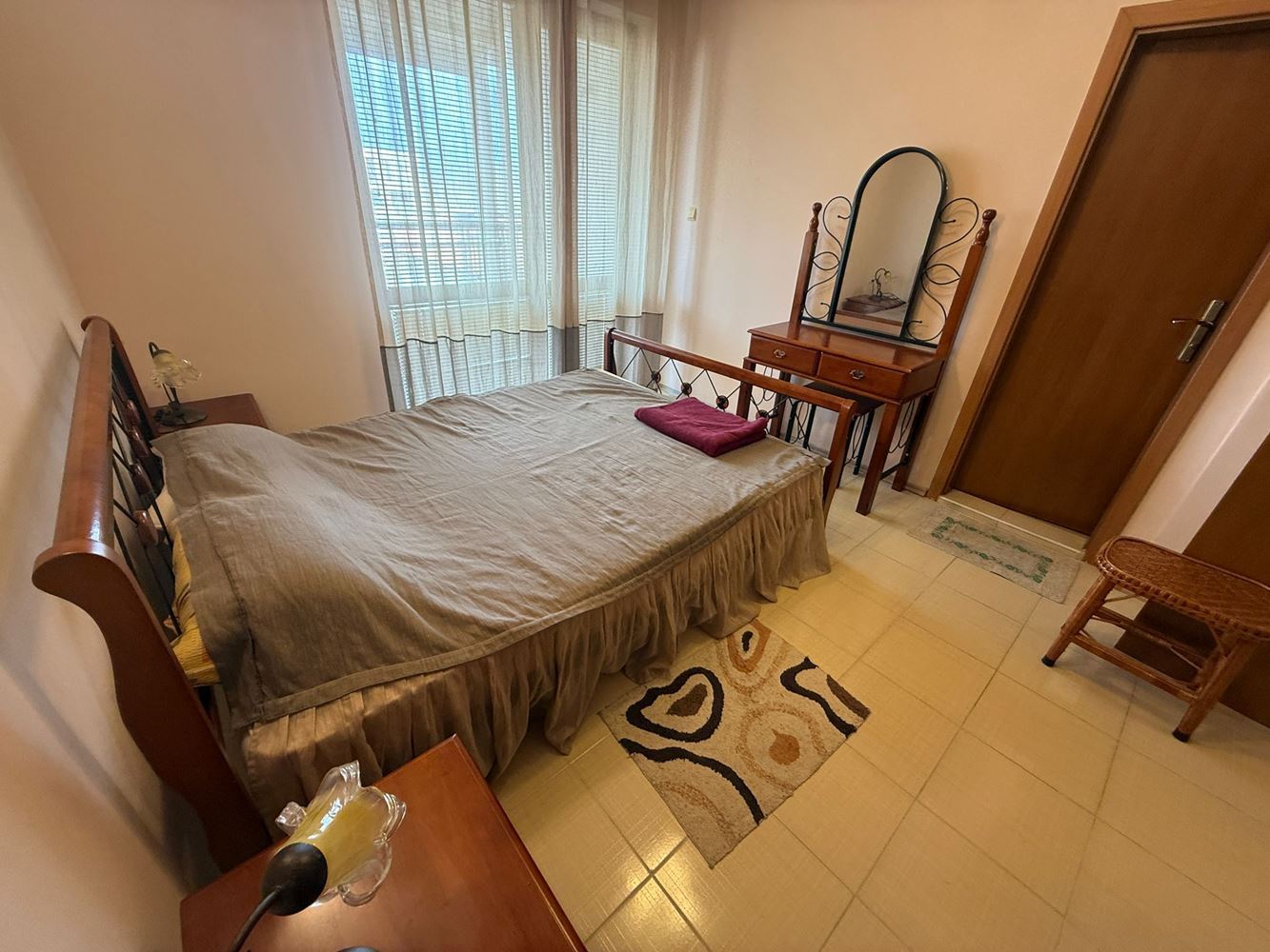 Przestronne dwupokojowe mieszkanie w Słonecznym Brzegu – komfort, natura i niska opłata eksploatacyjna