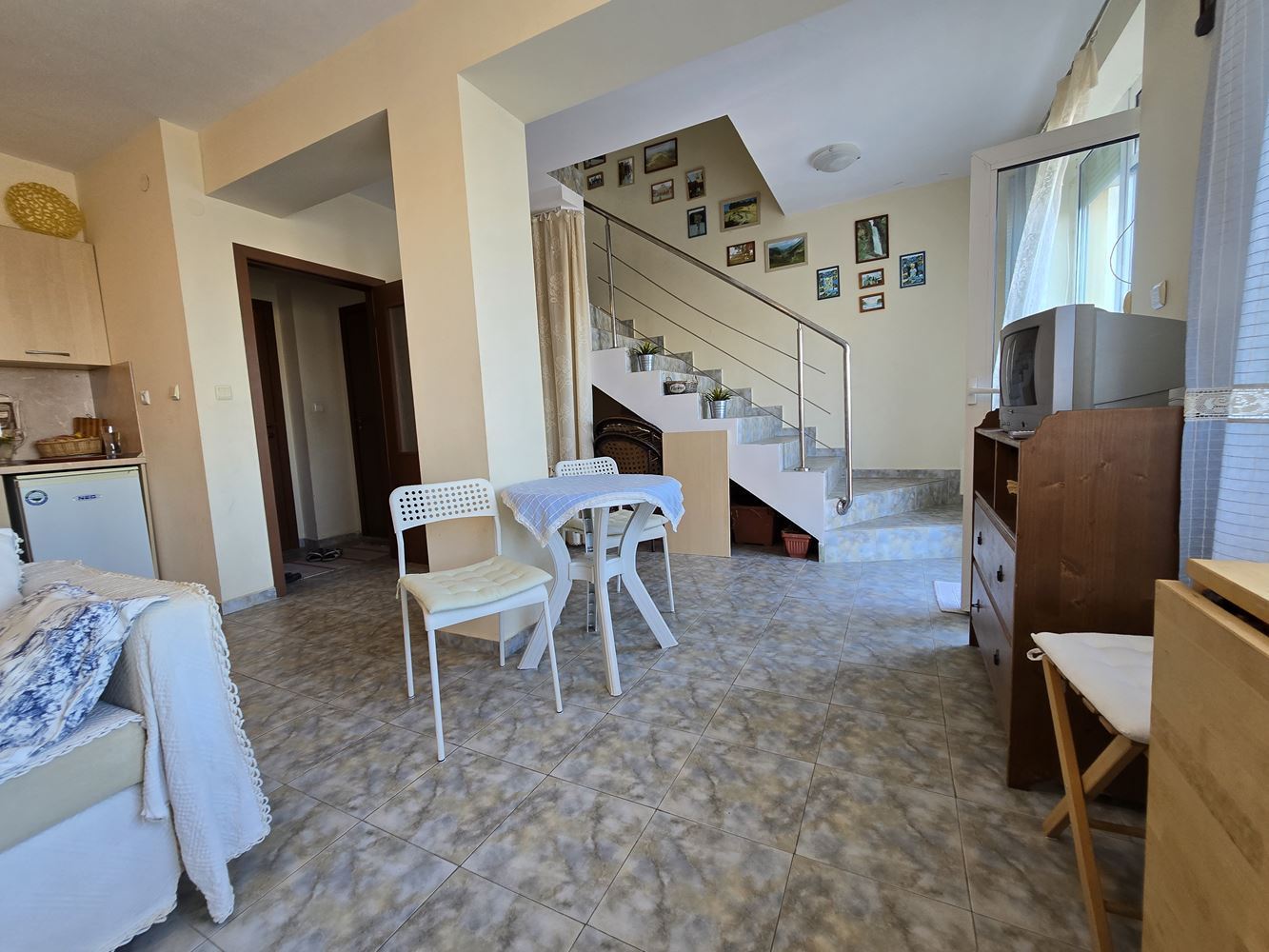 Dwupoziomowy apartament z pięknym widokiem na morze w Słonecznym Brzegu – doskonała lokalizacja zaledwie 200 metrów od plaży