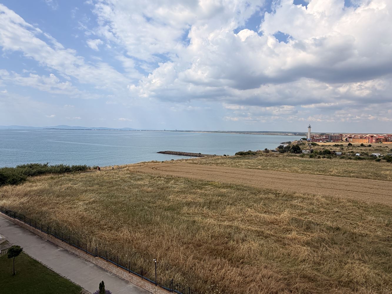 Pierwsza linia brzegowa z piękną panoramą morza – przestronne mieszkanie z jedną sypialnią i dwoma tarasami