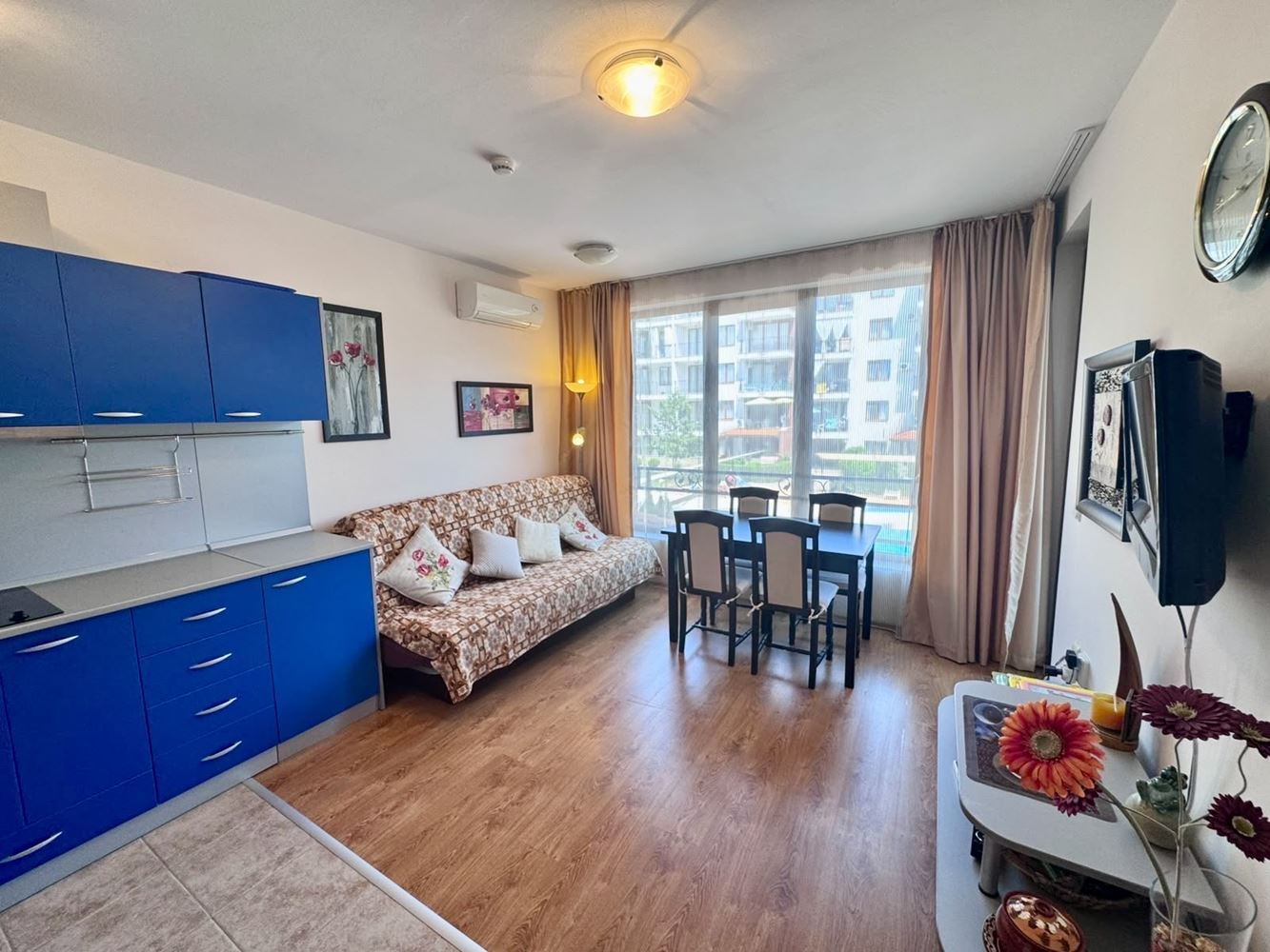 Komfortowy apartament z jedną sypialnią, przestronnym tarasem i widokiem na basen w luksusowym kompleksie w Nesebyrze