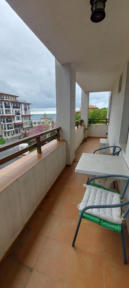  Przestronny apartament z panoramą morza w Sveti Vlas – komfort, zieleń i prestiżowa lokalizacja