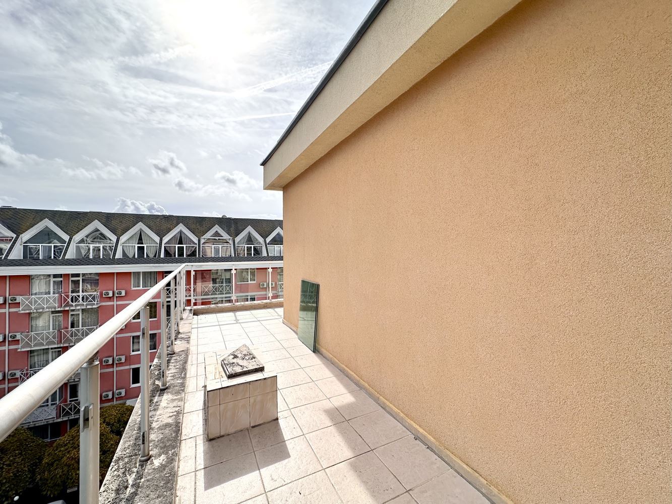 Przestronne studio z imponującym panoramicznym tarasem na Słonecznym Brzegu