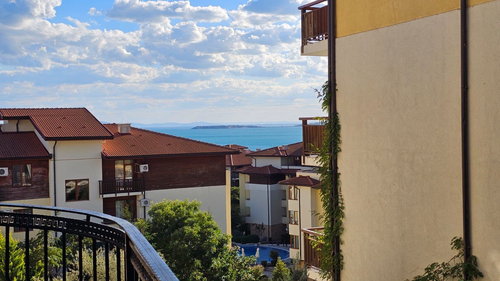 Przytulny i stylowo umeblowany apartament z jedną sypialnią i częściowym widokiem na morze