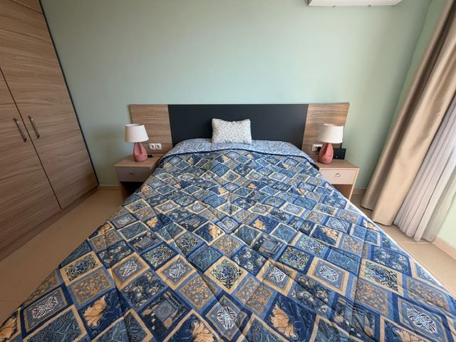 Przestronny apartament z 2 sypialniami w pierwszej linii brzegowej z frontalnym panoramicznym widokiem na morze