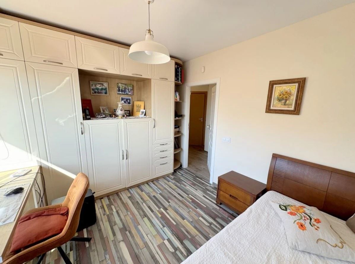 Apartament z dwoma sypialniami w prestiżowym kompleksie zamkniętym w Świętym Własie – pierwsza linia komfortu i natury