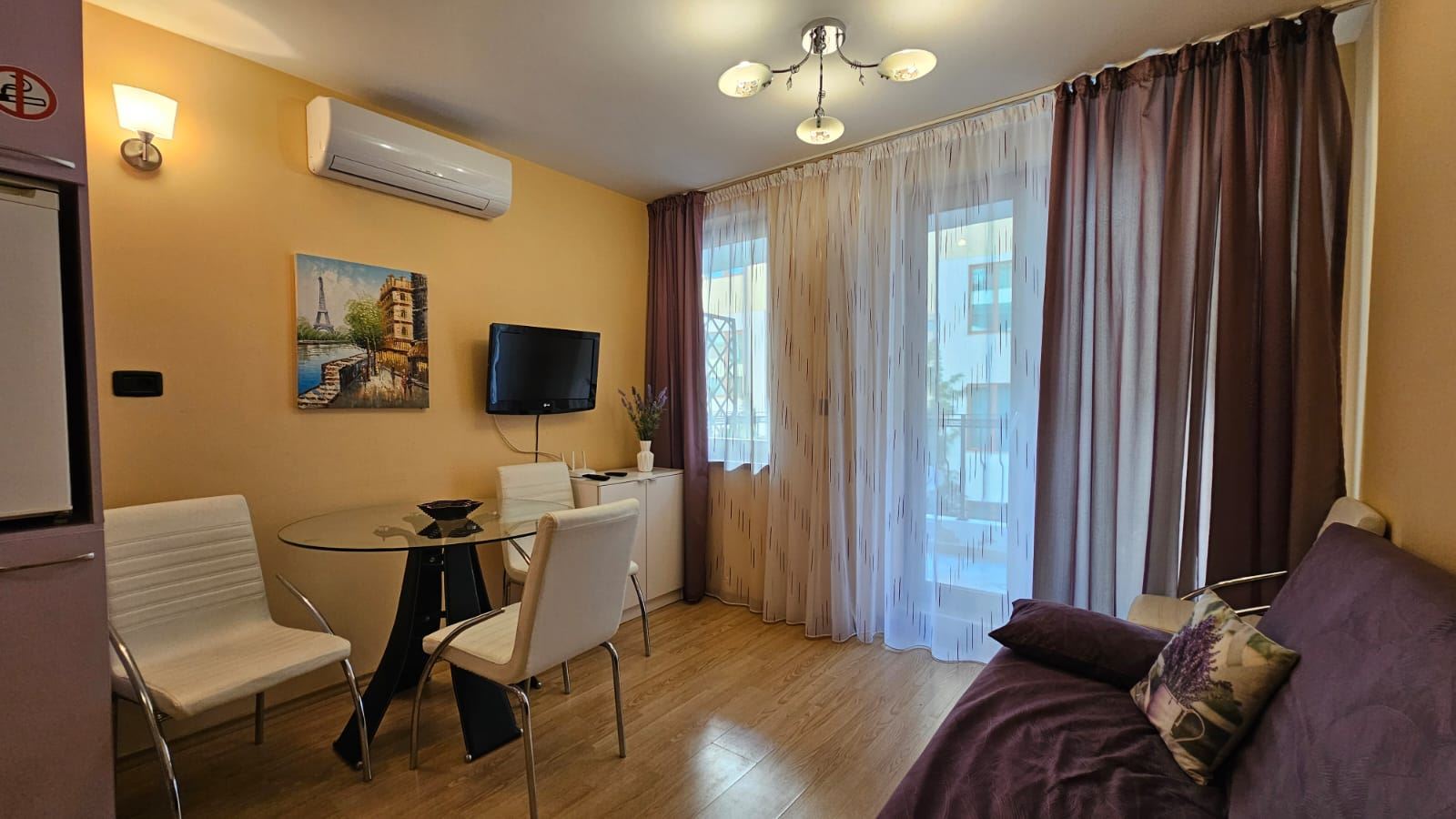 Przytulny i stylowo umeblowany apartament z jedną sypialnią i częściowym widokiem na morze