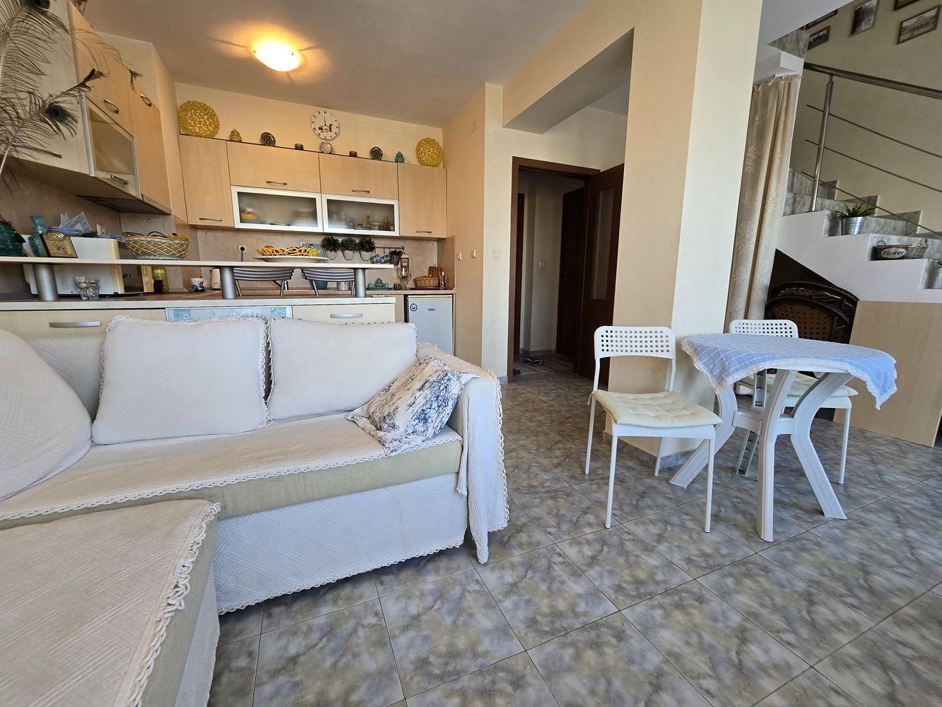 Dwupoziomowy apartament z pięknym widokiem na morze w Słonecznym Brzegu – doskonała lokalizacja zaledwie 200 metrów od plaży