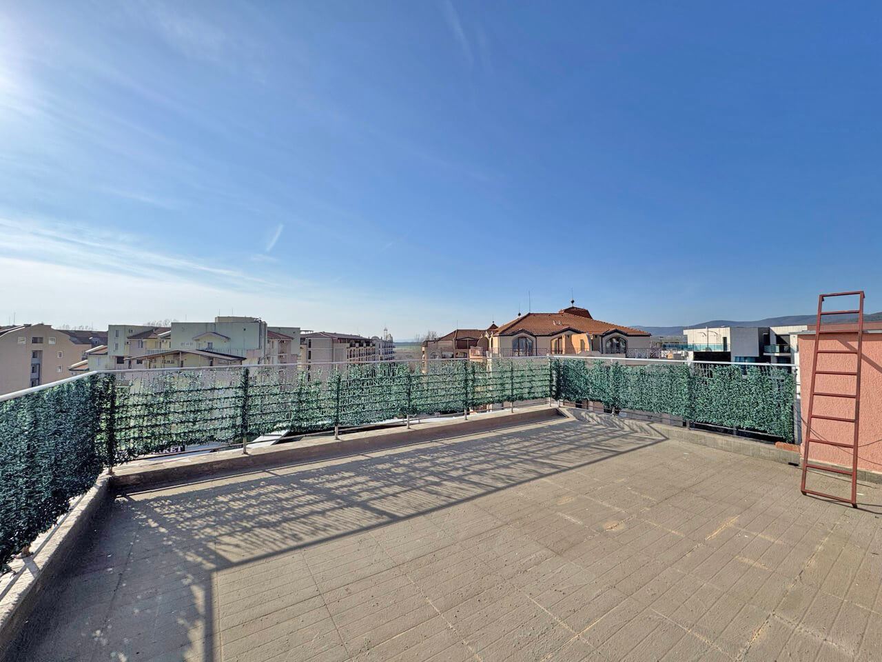 Luksusowy penthouse w Słonecznym Brzegu z imponującym tarasem panoramicznym i doskonałą lokalizacją