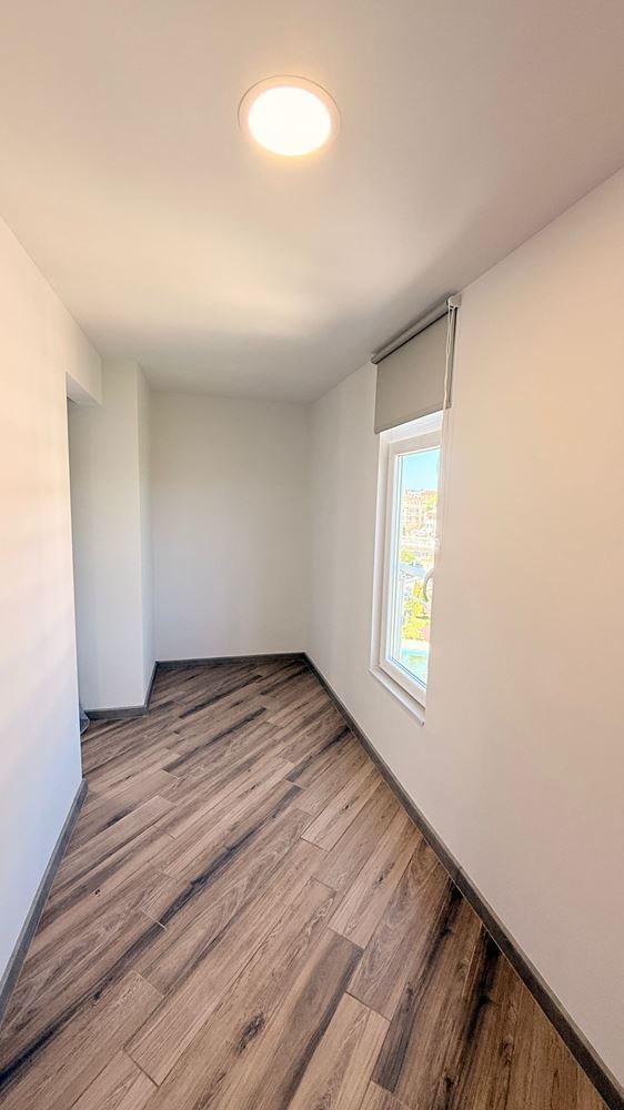 Luksusowy apartament z trzema sypialniami na pierwszej linii w Rawdzie – przestrzeń, prestiż i imponująca morska panorama