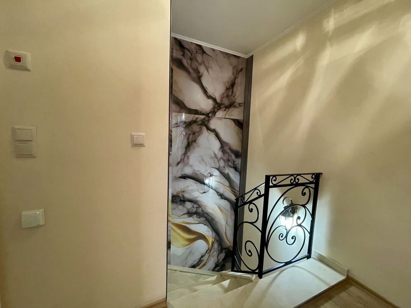 Luksusowy maisonette z ogrodem w elitarnym kompleksie – komfort i relaks blisko morza
