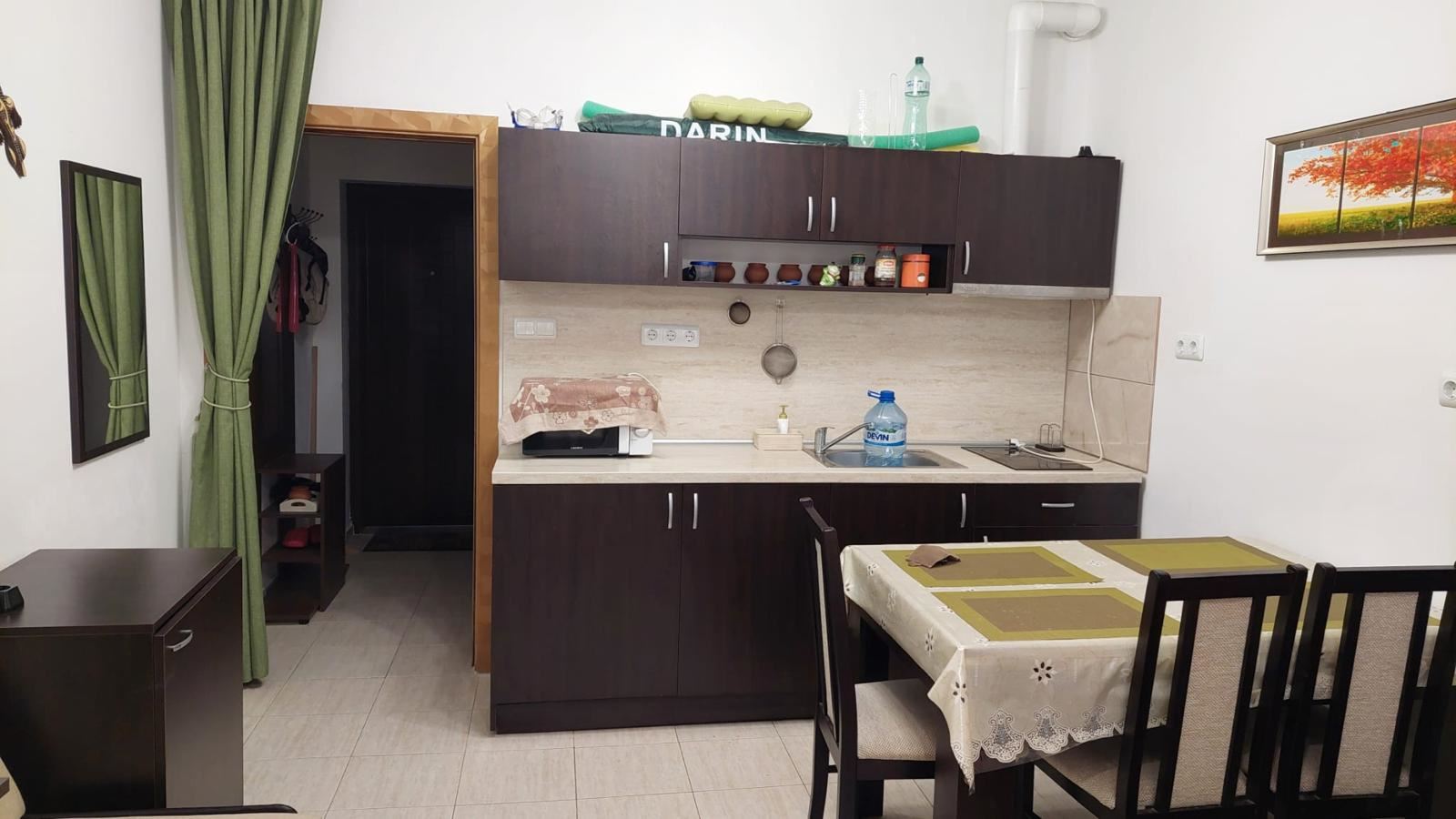 Umeblowane studio w Starym Mieście Pomorie – 100 m od morza, z dużym przeszklonym balkonem i doskonałą lokalizacją