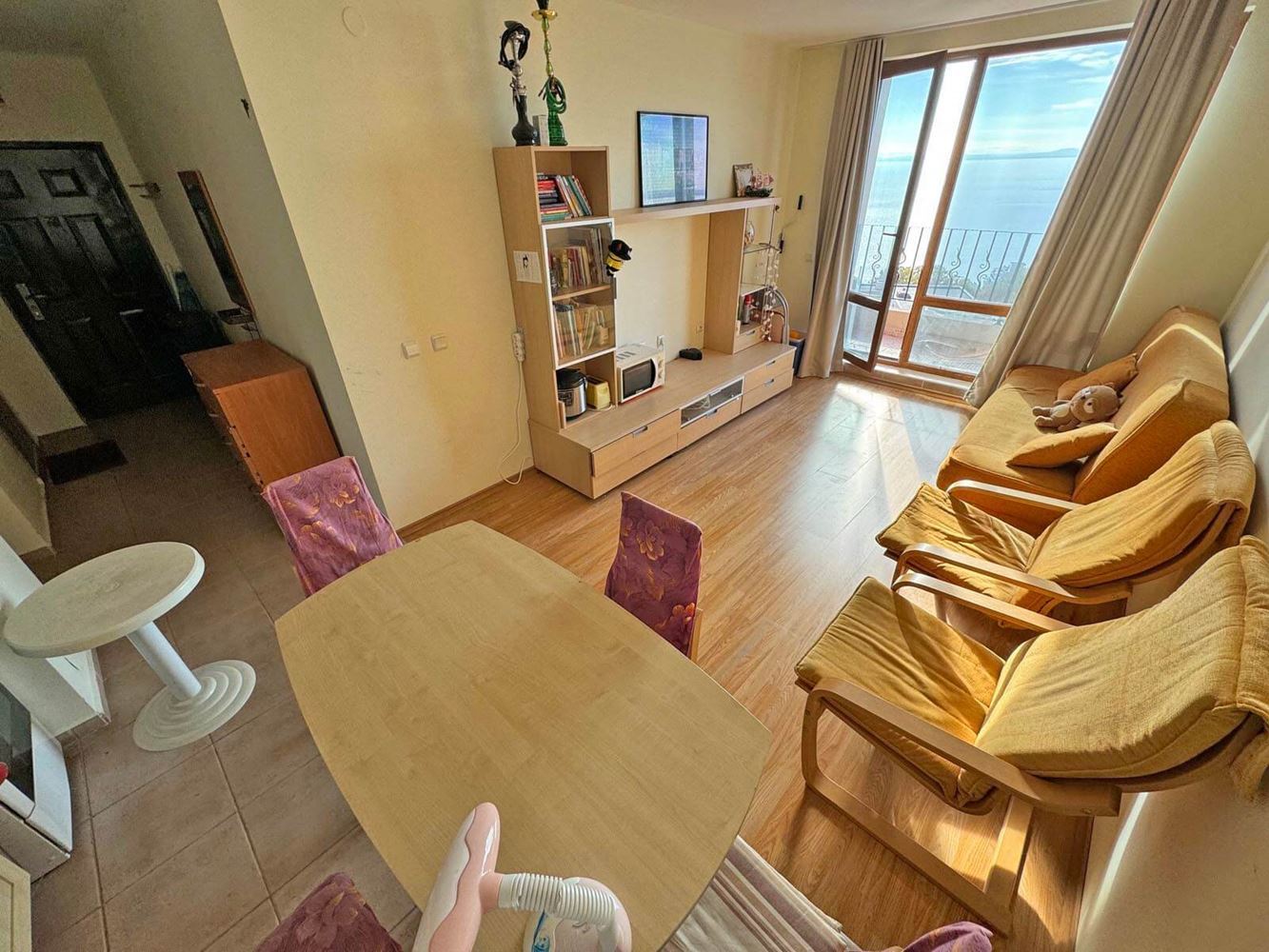Przestronny apartament z dwiema sypialniami z panoramicznym widokiem na morze i góry – gotowy do zamieszkania
