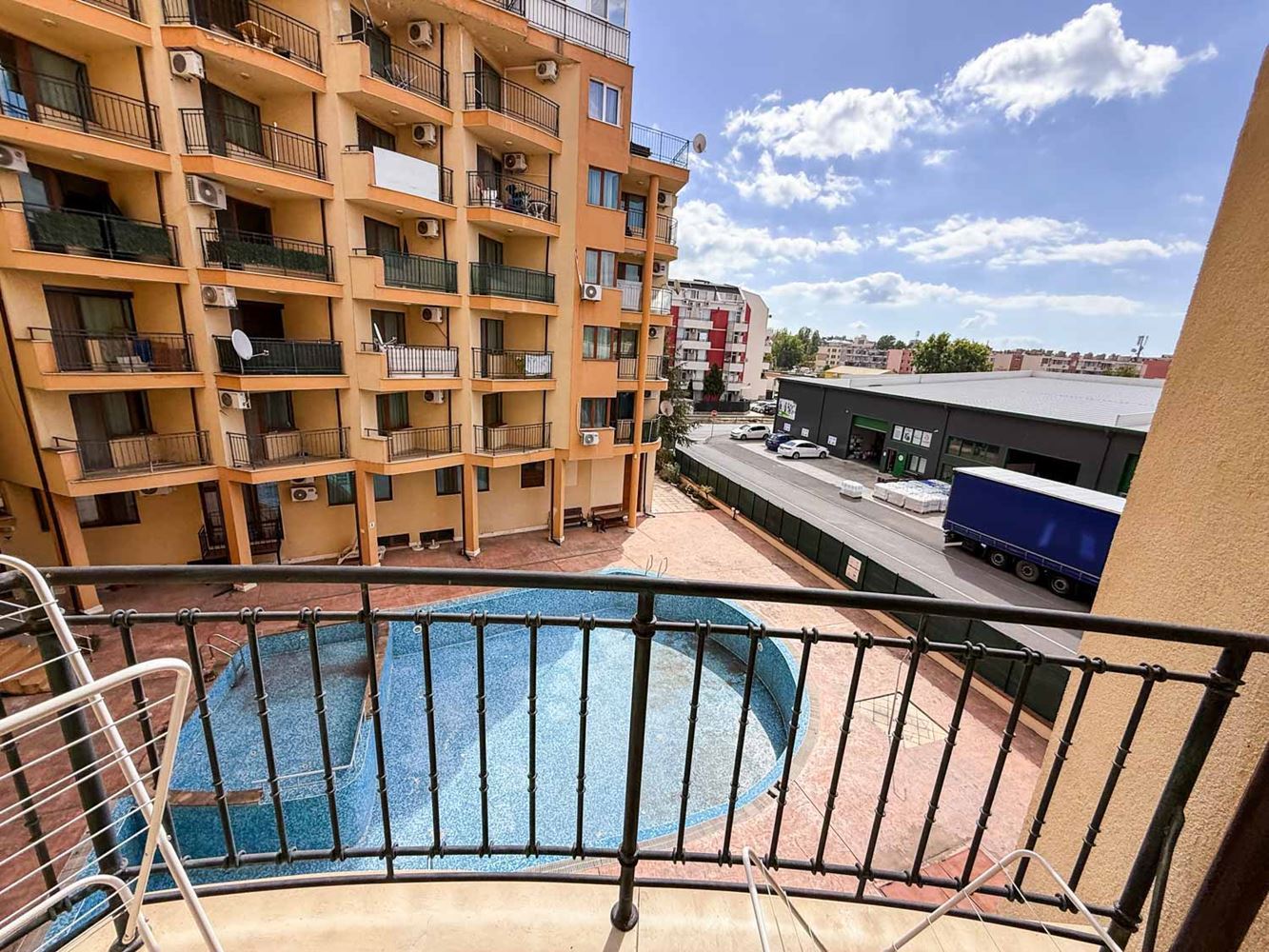 Słoneczny Brzeg: przytulny apartament z jedną sypialnią z niską opłatą za utrzymanie