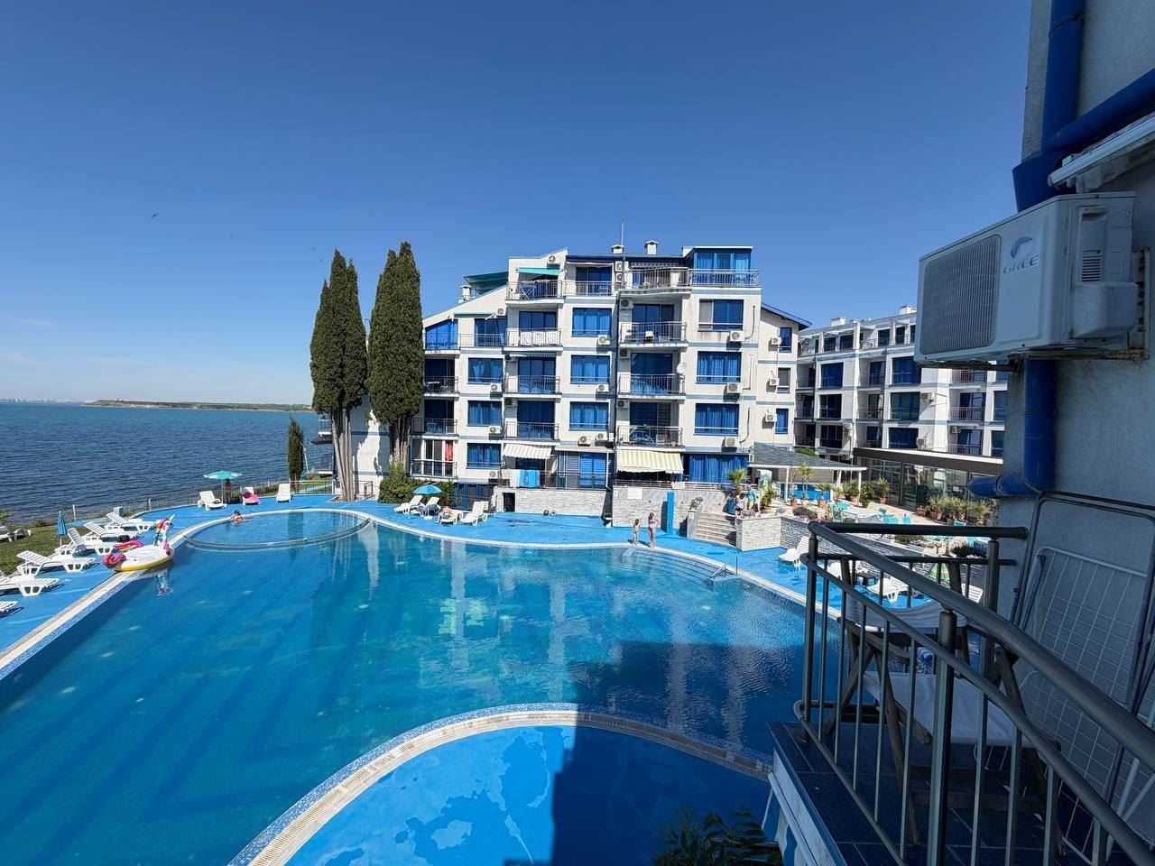 Apartament z jedną sypialnią na pierwszej linii brzegowej w Pomorie – panoramiczny widok na morze i basen