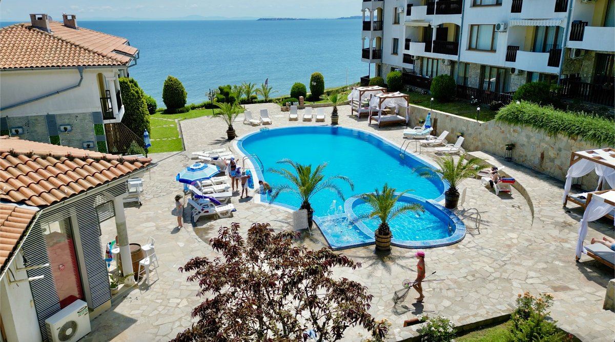 Luksusowy apartament z dwiema sypialniami na pierwszej linii brzegowej w strefie VIP w Sweti Własie