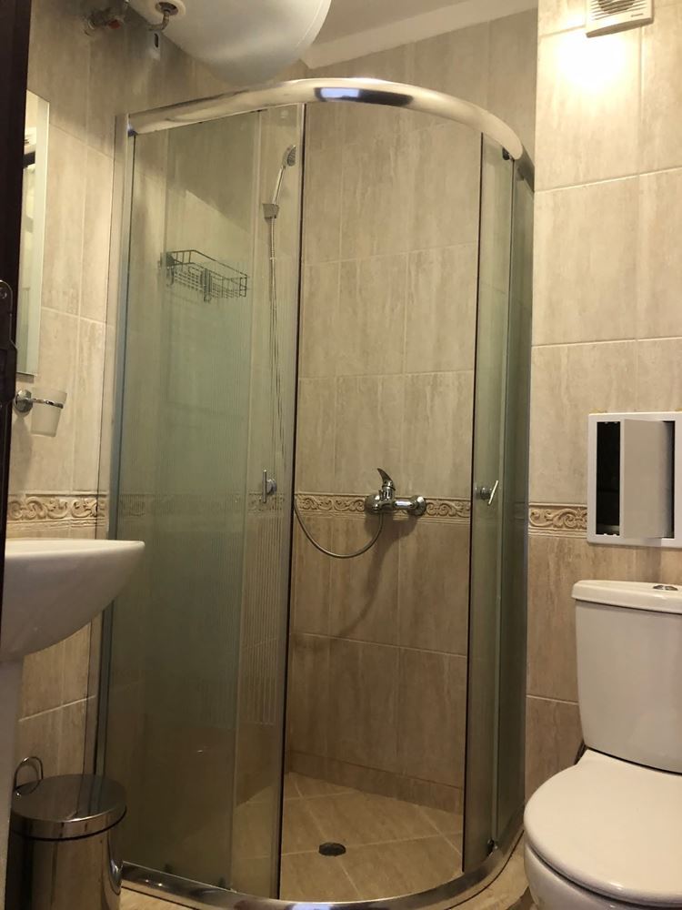 Meble studio w Ravadzie, zaledwie kilka kroków od południowej plaży – bez opłat eksploatacyjnych!