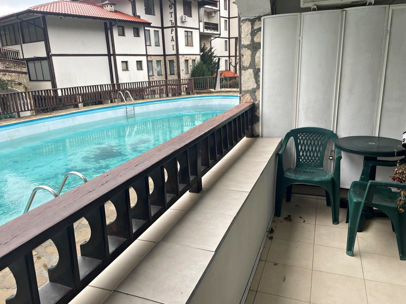 Luksus i spokój w pierwszej linii brzegowej w Świętym Własie – przestronny apartament z jedną sypialnią i widokiem na basen