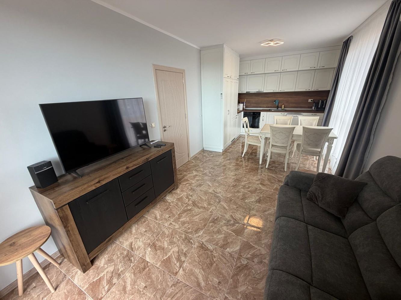 Apartament z 2 sypialniami w nowoczesnym kompleksie z pięknym otoczeniem zieleni w Rawdzie