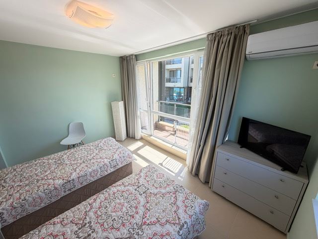 Przestronny apartament z 2 sypialniami w pierwszej linii brzegowej z frontalnym panoramicznym widokiem na morze