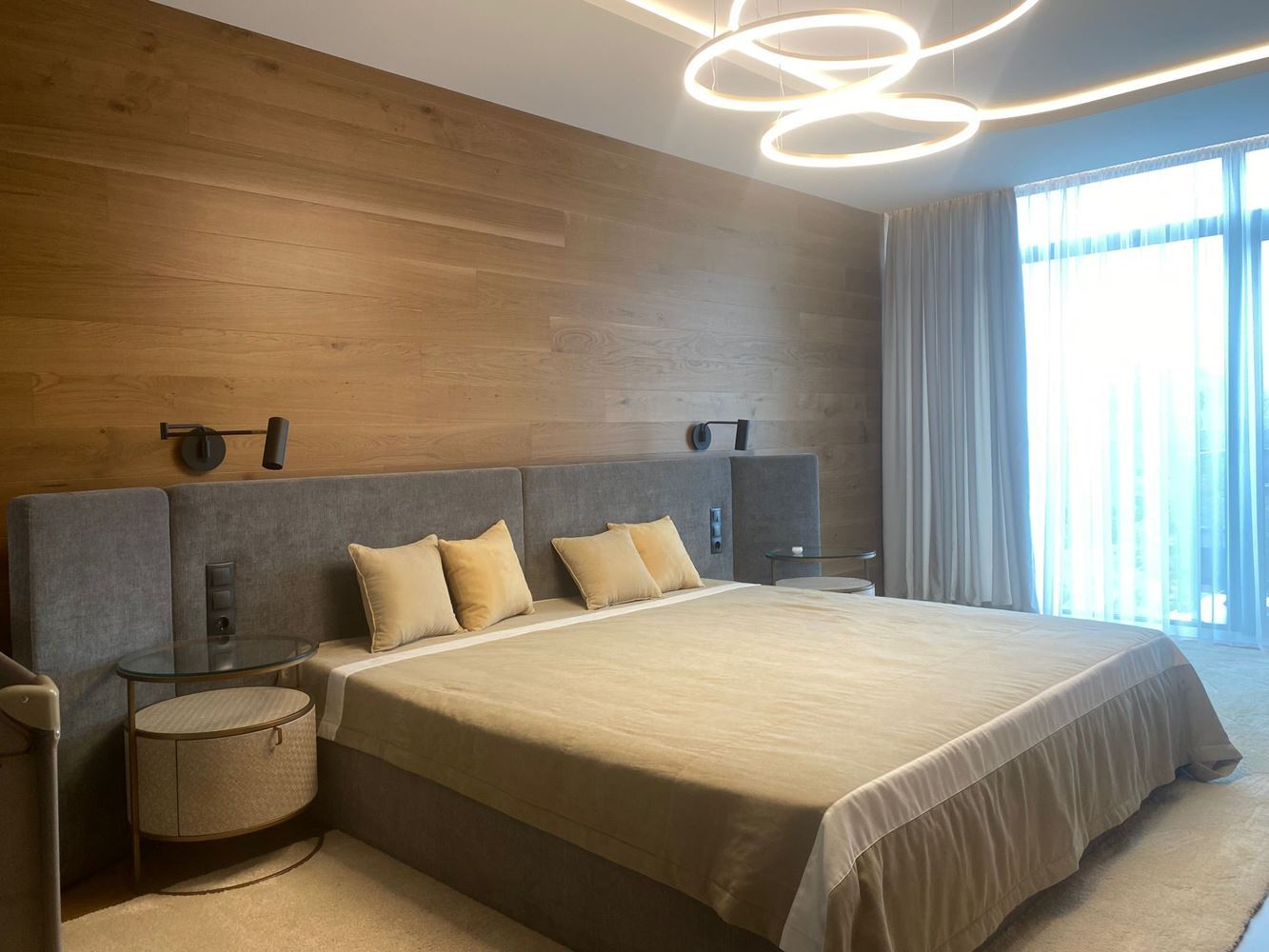 Elegancki i przestronny apartament trzypokojowy na pierwszej linii brzegowej w Nesebyrze – panoramiczny widok na morze i komfort premium