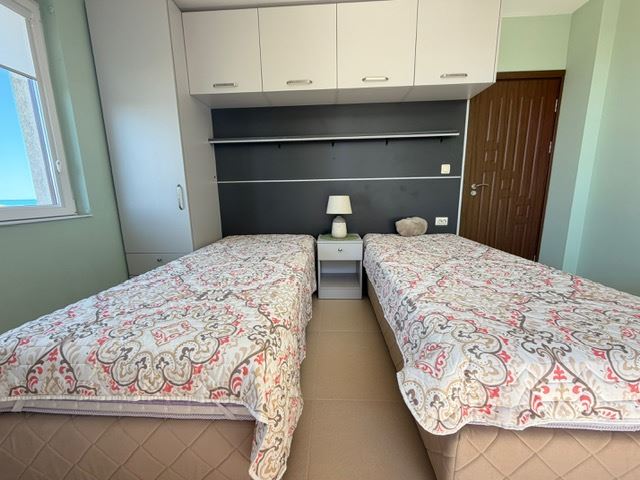 Przestronny apartament z 2 sypialniami w pierwszej linii brzegowej z frontalnym panoramicznym widokiem na morze