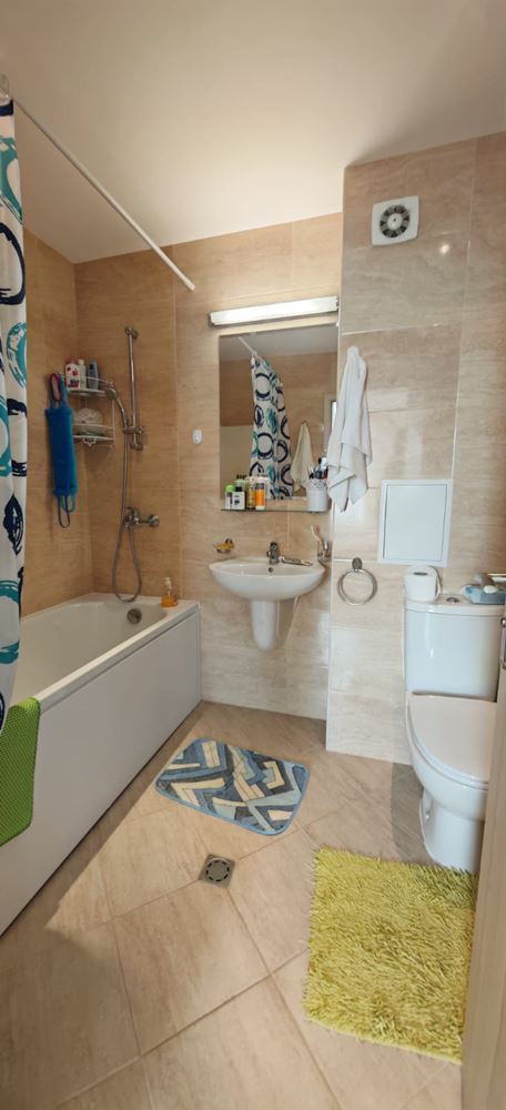 Apartament z dwiema sypialniami, widokiem na baseny i częściowym widokiem na morze, 200 metrów od plaży w Sveti Vlas