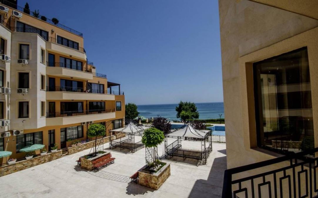 Apartament z dwiema sypialniami 50 metrów od plaży w Rawdzie – nowoczesny budynek, komfort i doskonała lokalizacja