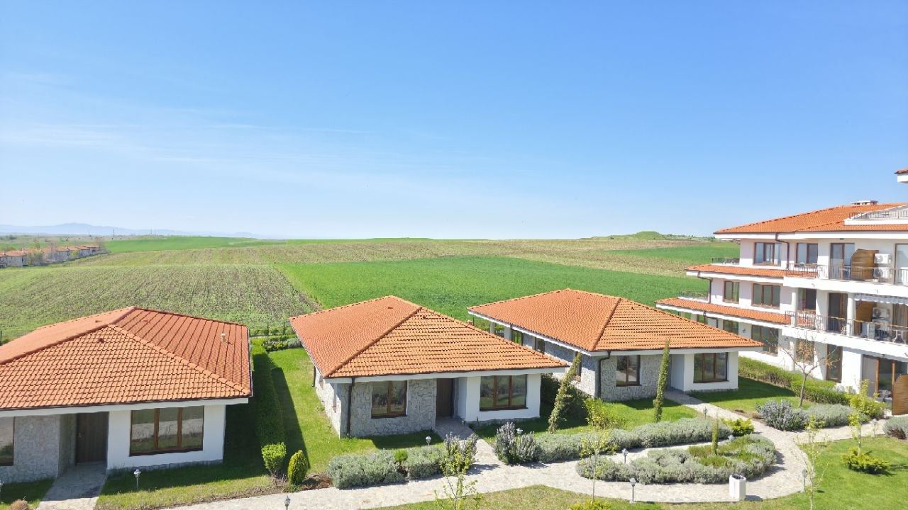 Przestronny apartament z widokiem na morze w Acheloi – cisza, zieleń i luksusowe udogodnienia