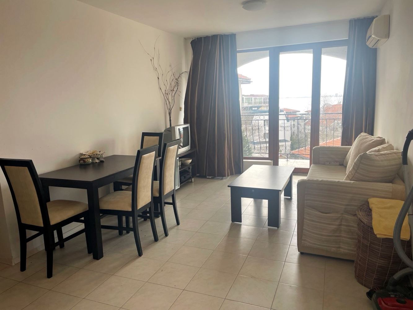 Apartament z jedną sypialnią z panoramicznym widokiem na morze w Świętym Własie – styl, komfort i doskonała inwestycja