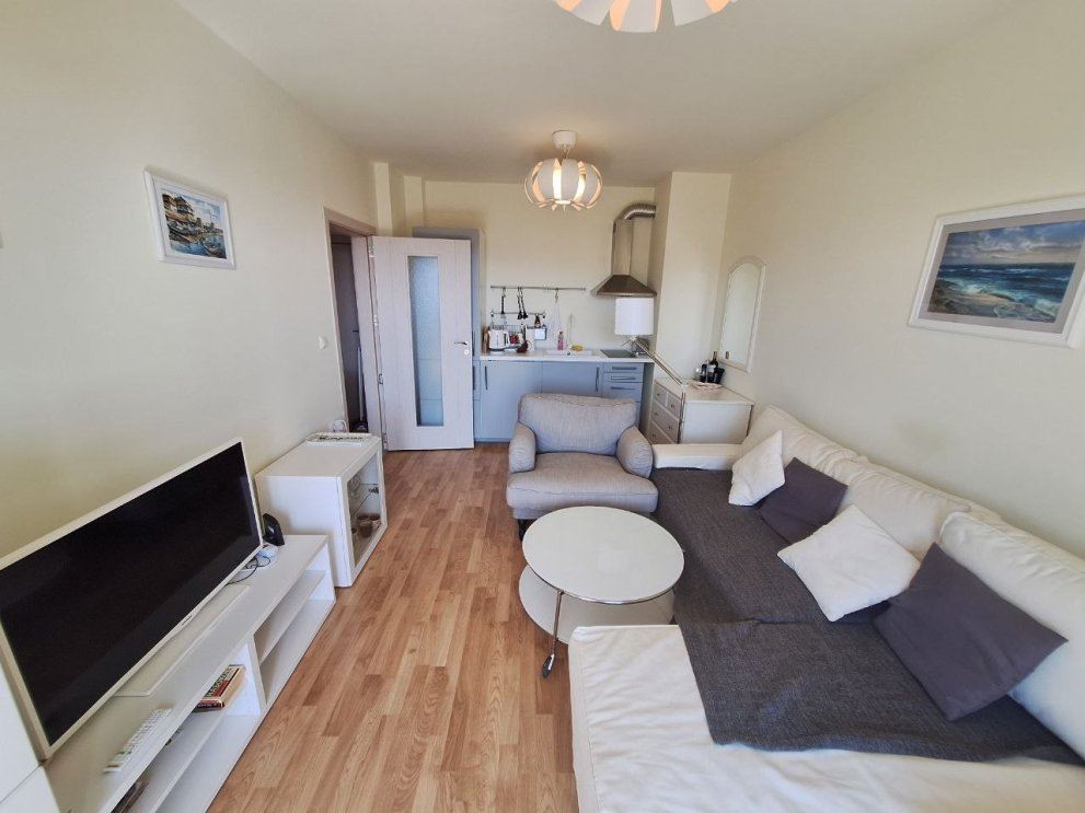 Umeblowany apartament z jedną sypialnią na pierwszej linii brzegowej z widokiem na morze w mieście Byala