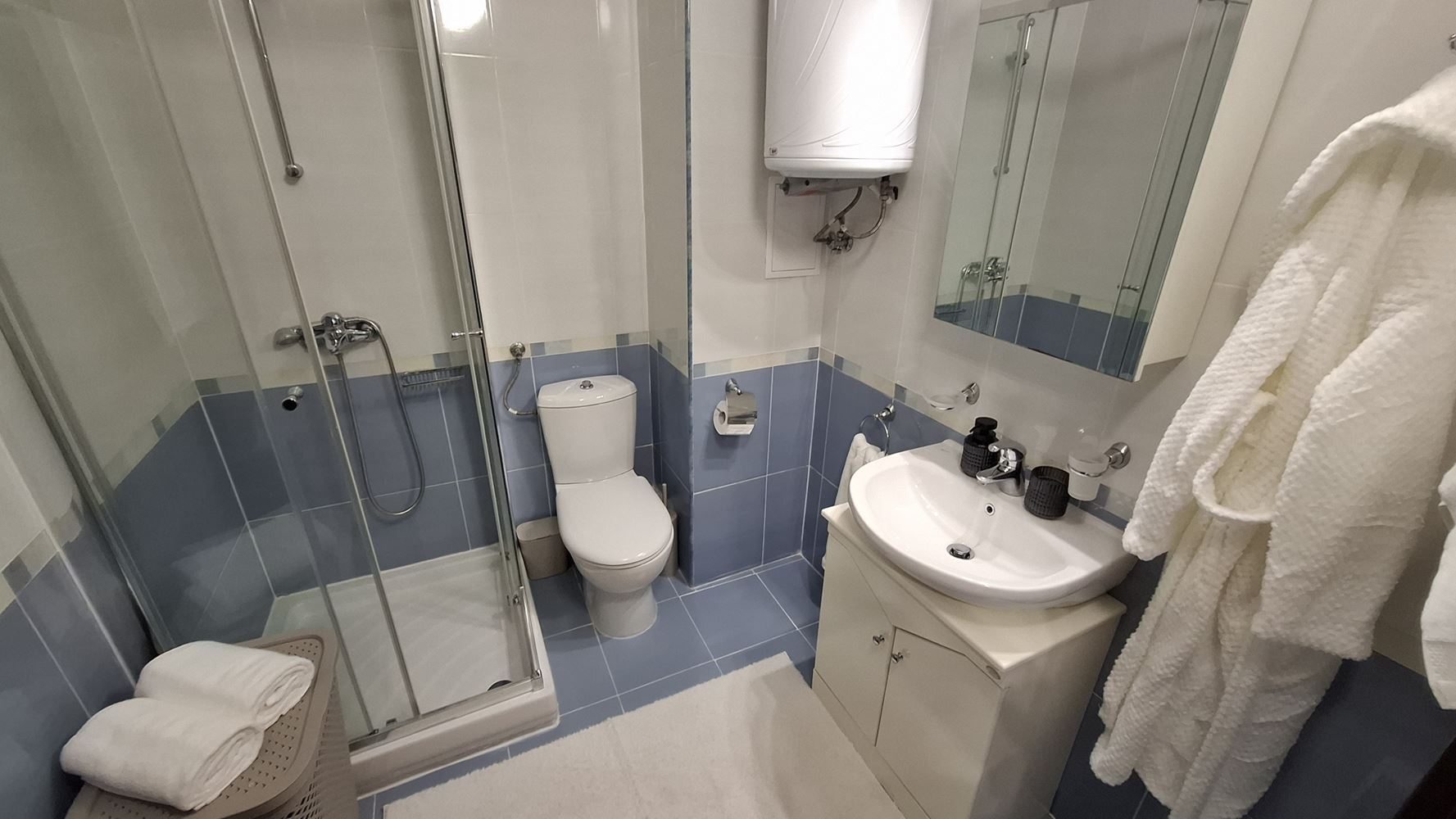Luksusowy apartament z dwiema sypialniami przy pierwszej linii morza w Świętym Własie – wyjątkowa morska atmosfera i prestiżowy komfort