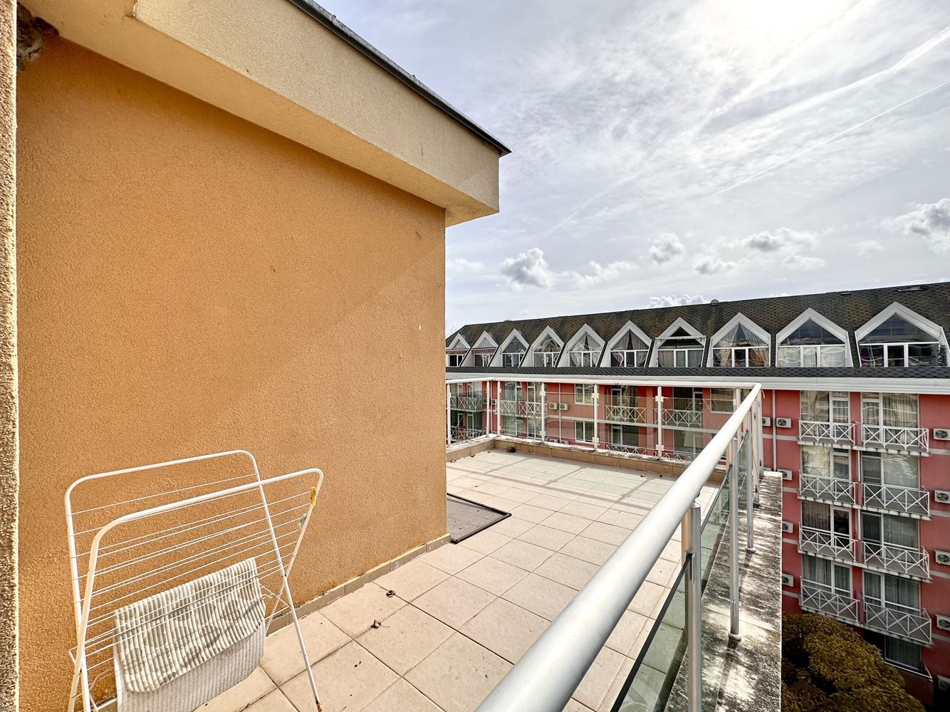 Przestronne studio z imponującym panoramicznym tarasem na Słonecznym Brzegu