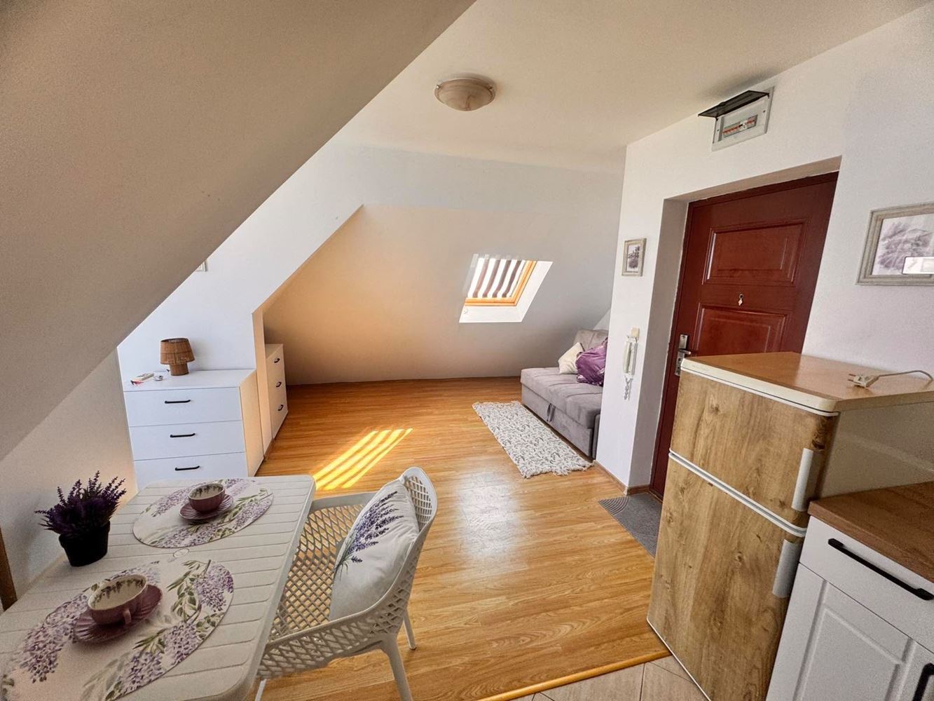 Stylowe studio z panoramicznym tarasem w Pomorie – niska opłata za utrzymanie, południowa ekspozycja i doskonała lokalizacja blisko morza
