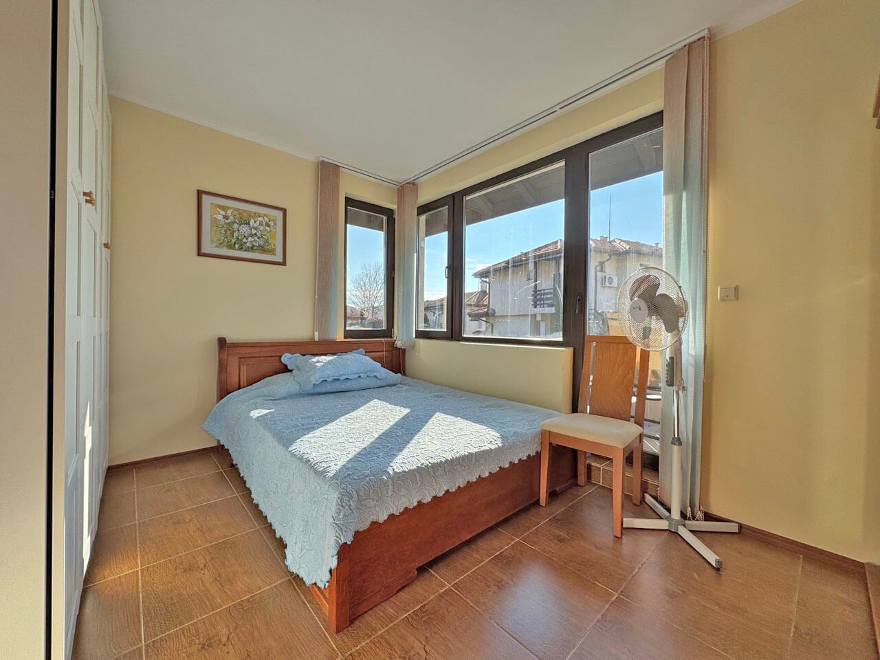 Przestronny apartament z dwiema sypialniami z panoramicznym widokiem na morze i góry – komfort, styl i spokój wśród natury