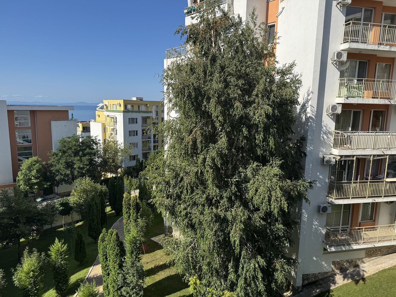 Przestronne studio w Sveti Vlas z pięknym widokiem na basen – doskonała inwestycja nad morzem