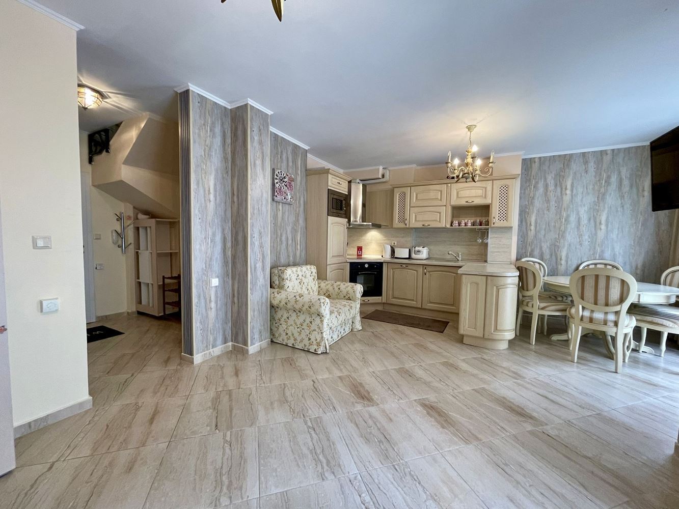 Luksusowy maisonette z ogrodem w elitarnym kompleksie – komfort i relaks blisko morza
