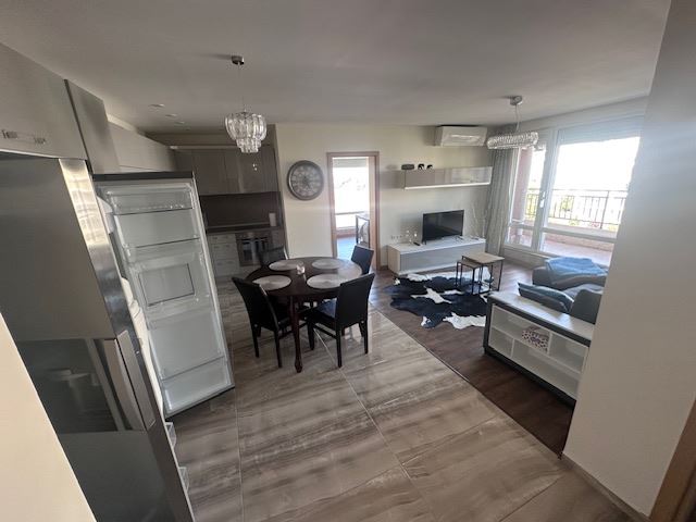 Penthouse z panoramicznym widokiem na morze i prywatnym dostępem do plaży w Sveti Vlas