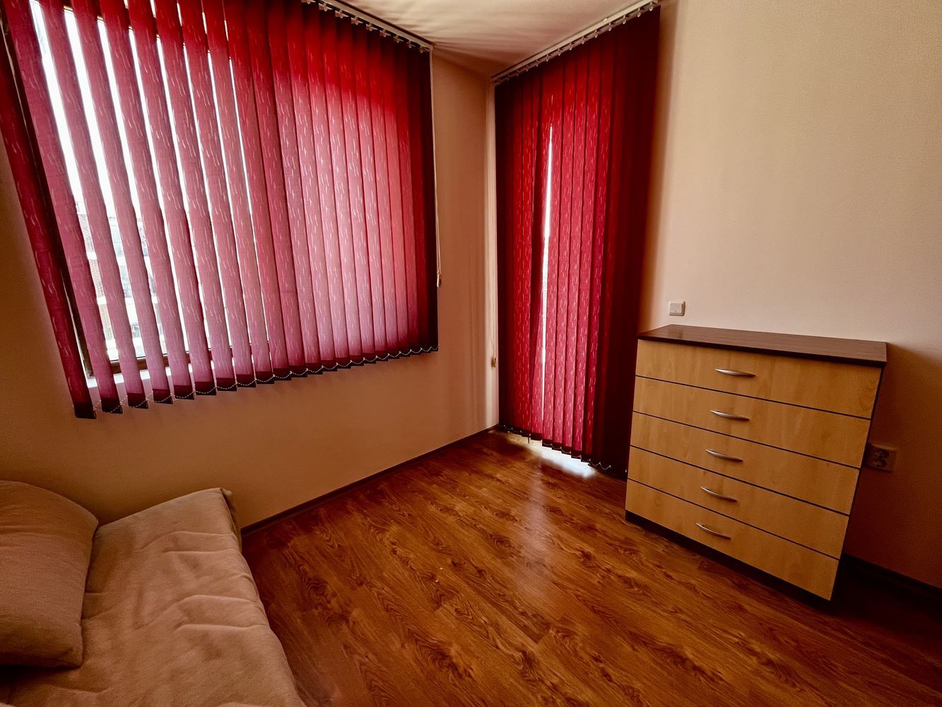 Morski komfort i spokój w pobliżu Nesebyru! Umeblowany apartament z jedną sypialnią z widokiem na basen w luksusowym zamkniętym kompleksie