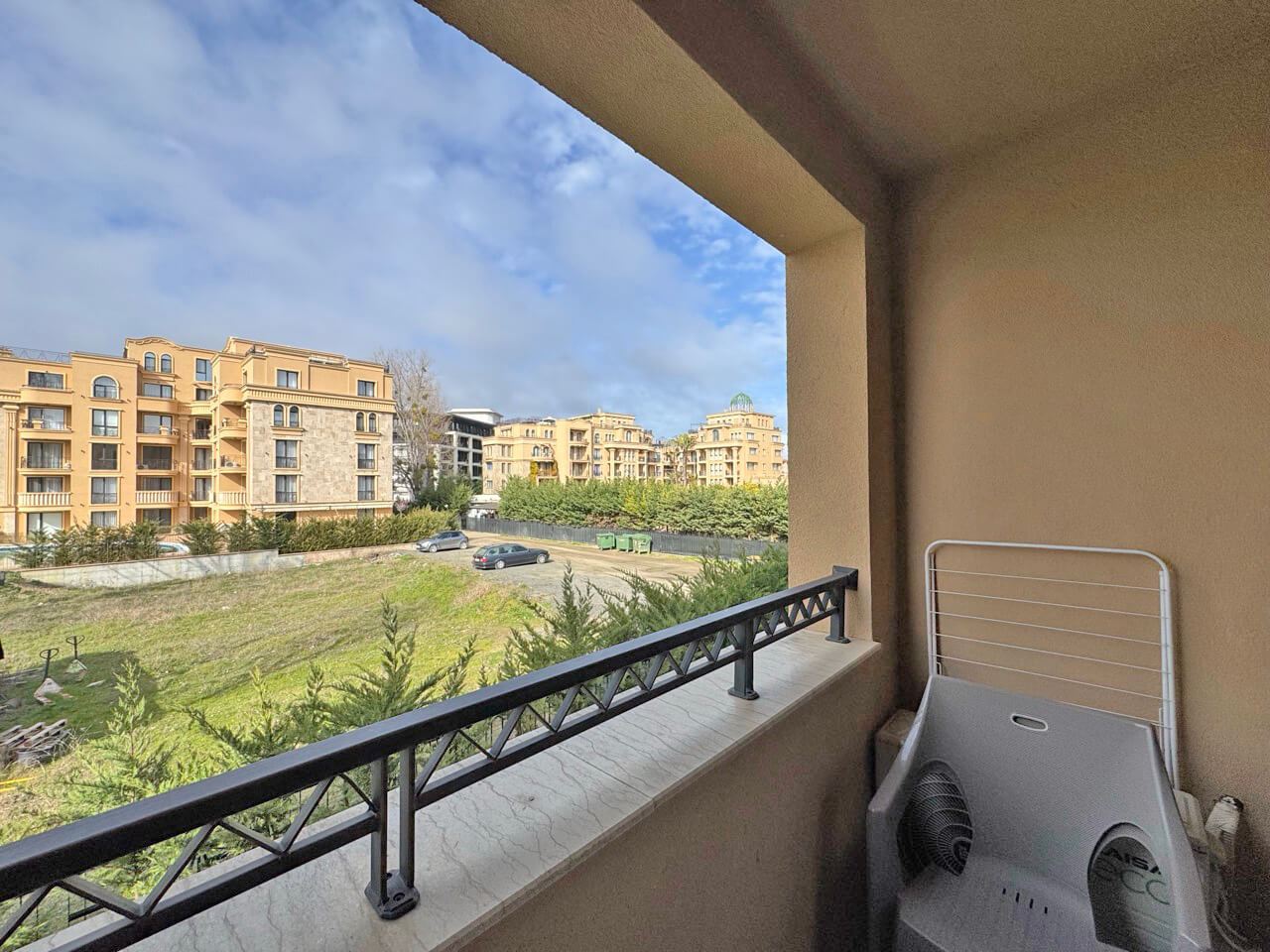 Jasne studio w luksusowym kompleksie – wspaniały komfort przy basenie