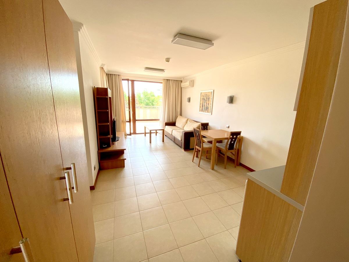 Mieszkanie dwupokojowe (z jedną sypialnią) w pierwszej linii morza w Ravda – luksus, natura i widok na basen