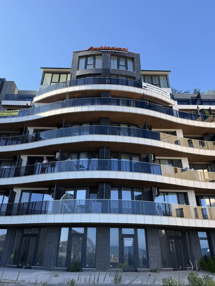 Mieszkanie dwupokojowe w pierwszej linii brzegowej w Pomorie – nowoczesna architektura, panoramiczne widoki na morze i doskonała lokalizacja!