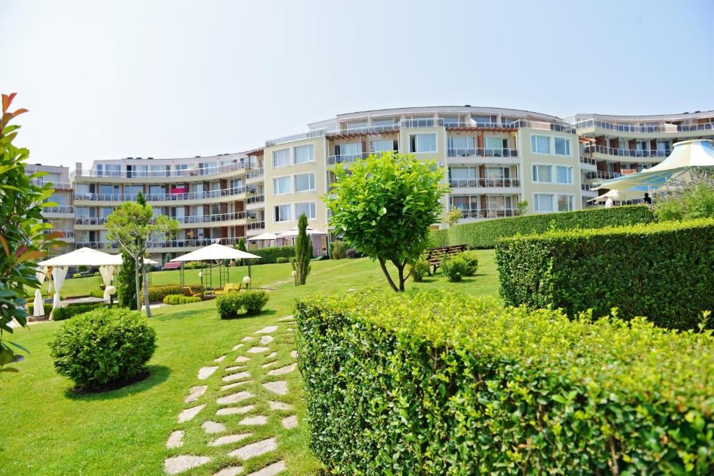 Apartament z jedną sypialnią z widokiem na morze w Czernomorec – wyjątkowa nieruchomość w kompleksie 200 metrów od plaży